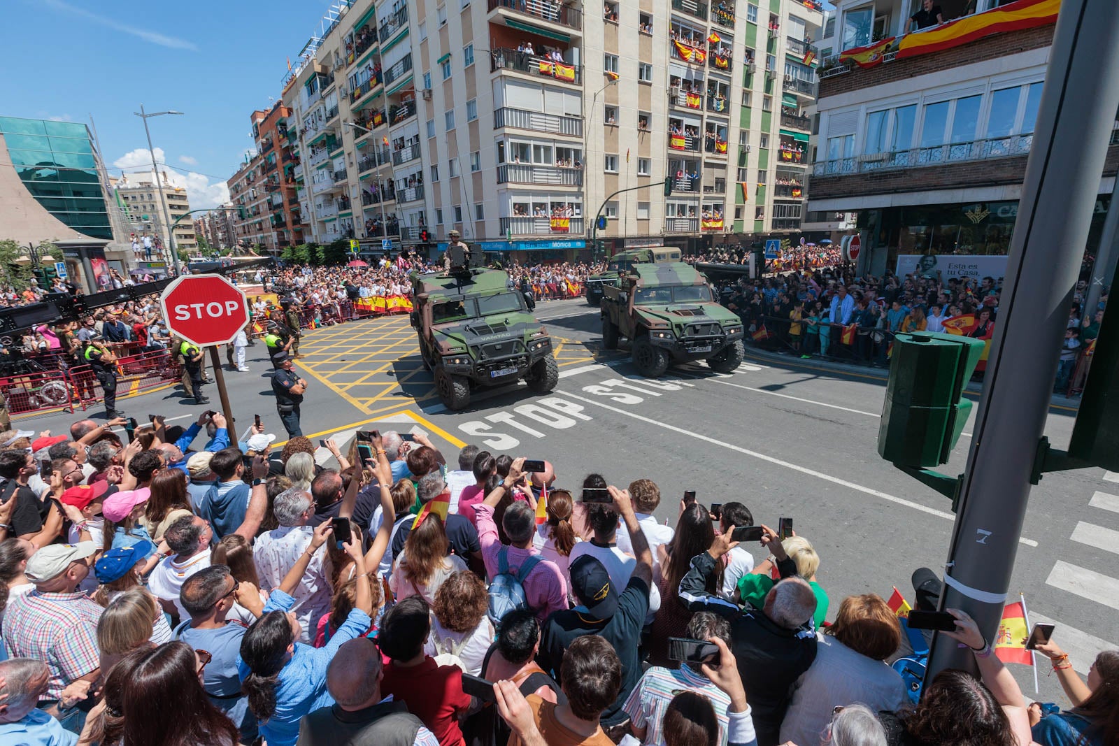 Las imágenes de los granadinos disfrutando del desfile de las Fuerzas Armadas