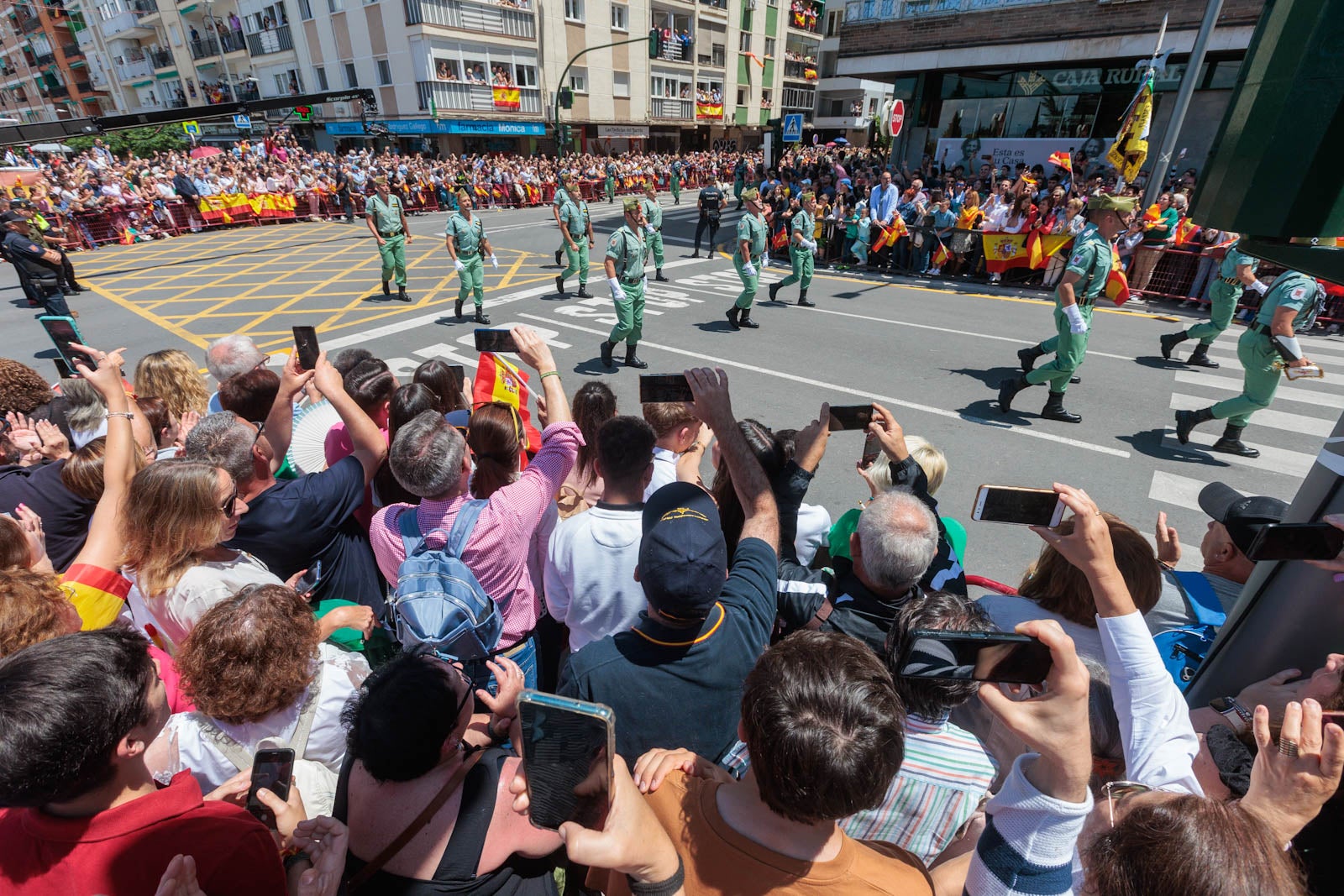 Las imágenes de los granadinos disfrutando del desfile de las Fuerzas Armadas