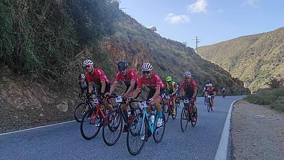 Los ciclistas, subiendo el puerto de Haza de Lino