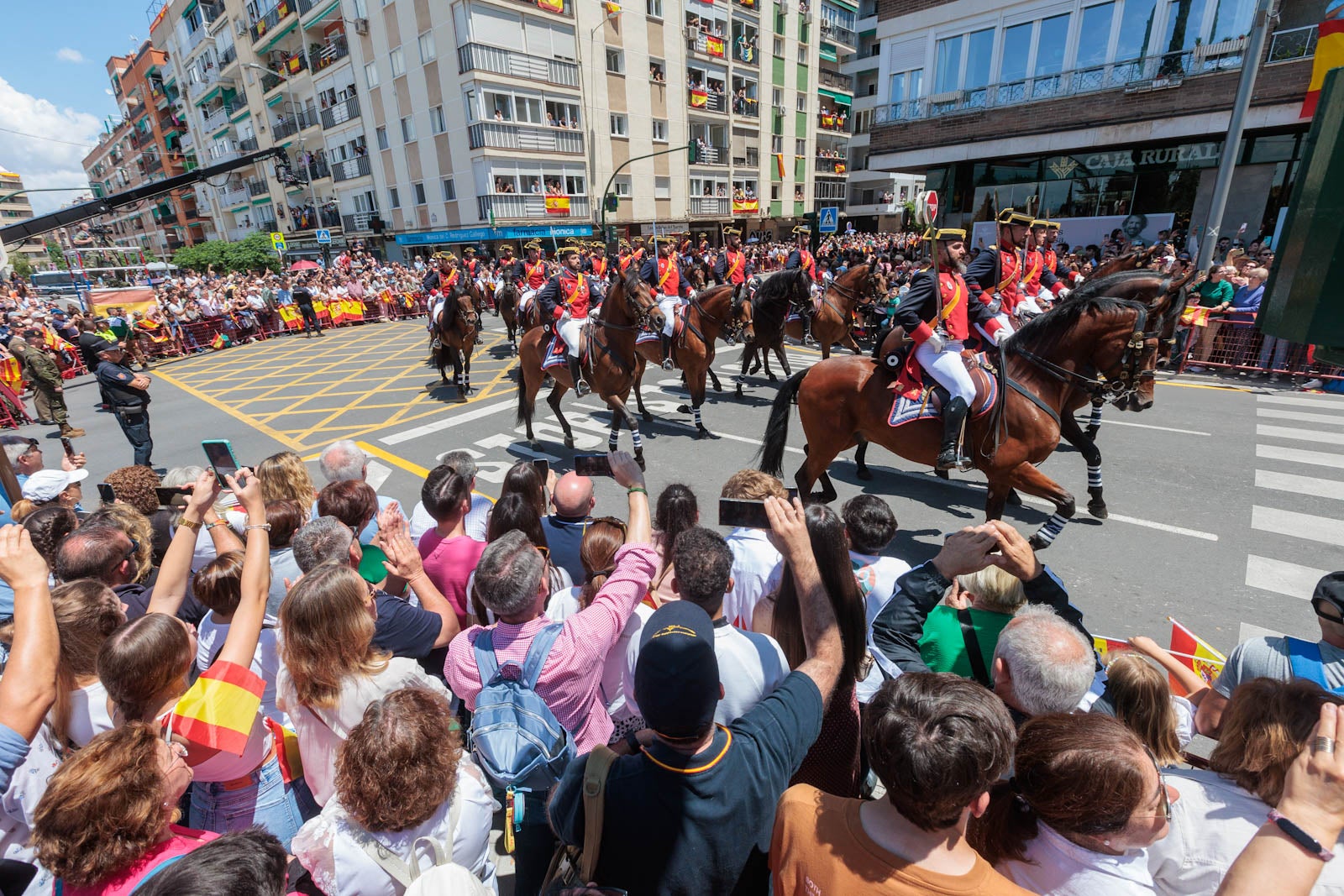 Las imágenes de los granadinos disfrutando del desfile de las Fuerzas Armadas