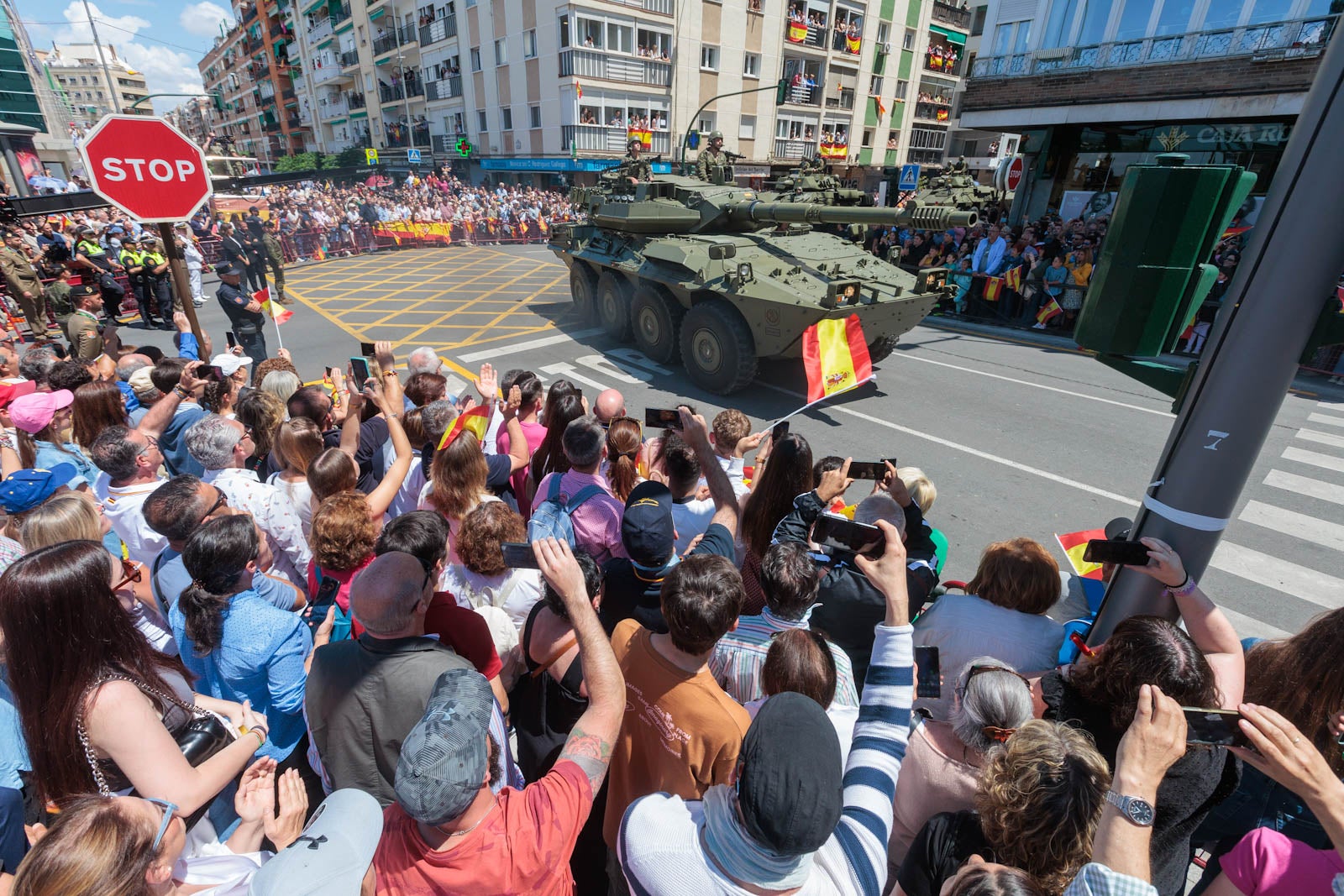 Las imágenes de los granadinos disfrutando del desfile de las Fuerzas Armadas