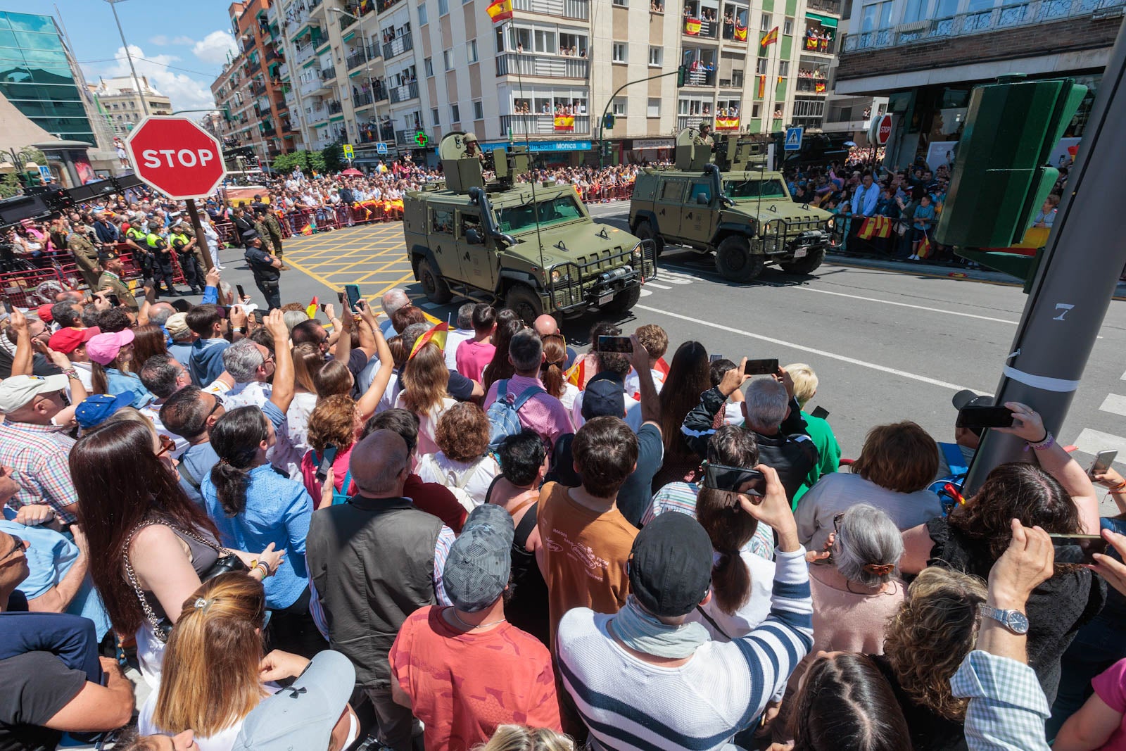 Las imágenes de los granadinos disfrutando del desfile de las Fuerzas Armadas