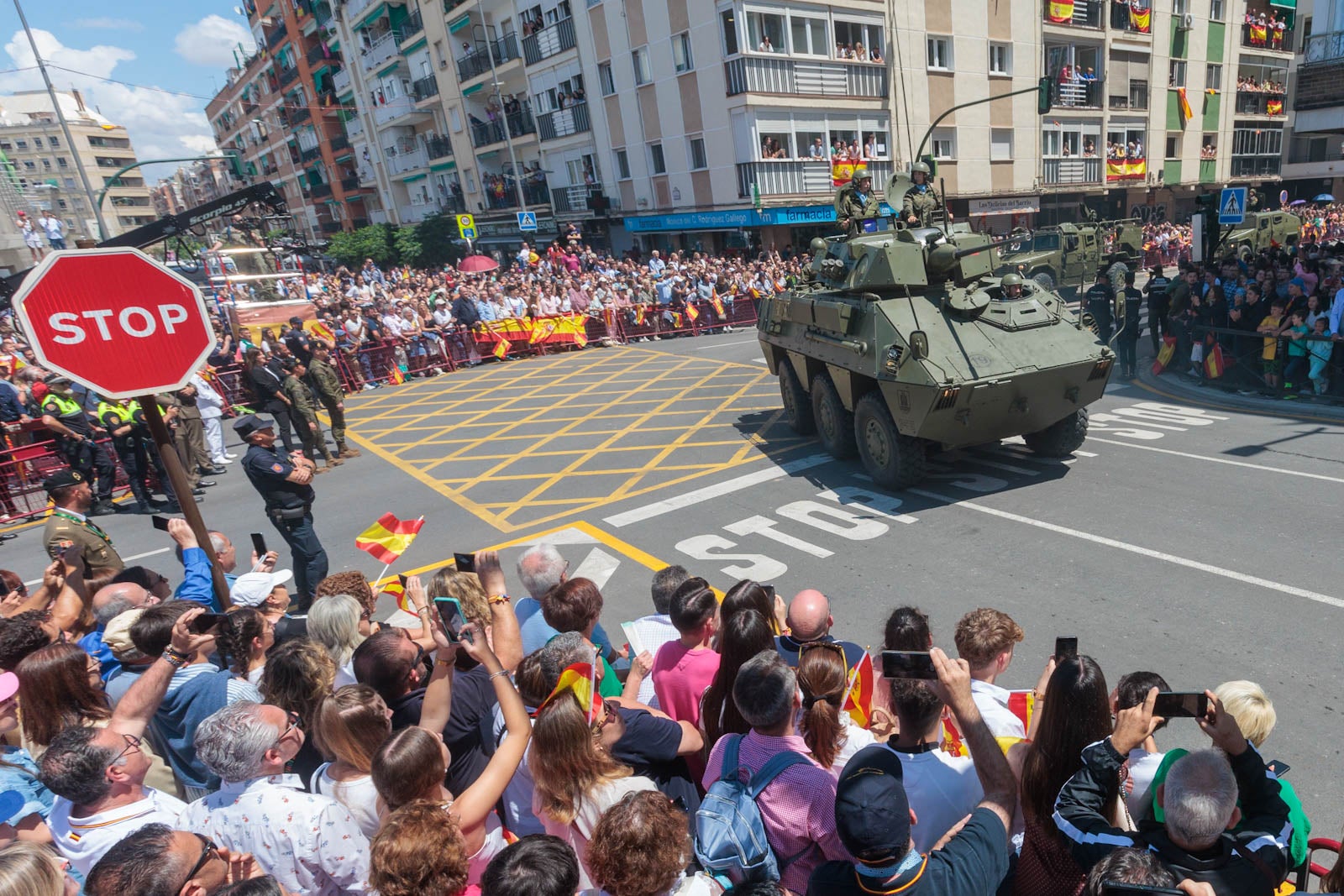 Las imágenes de los granadinos disfrutando del desfile de las Fuerzas Armadas