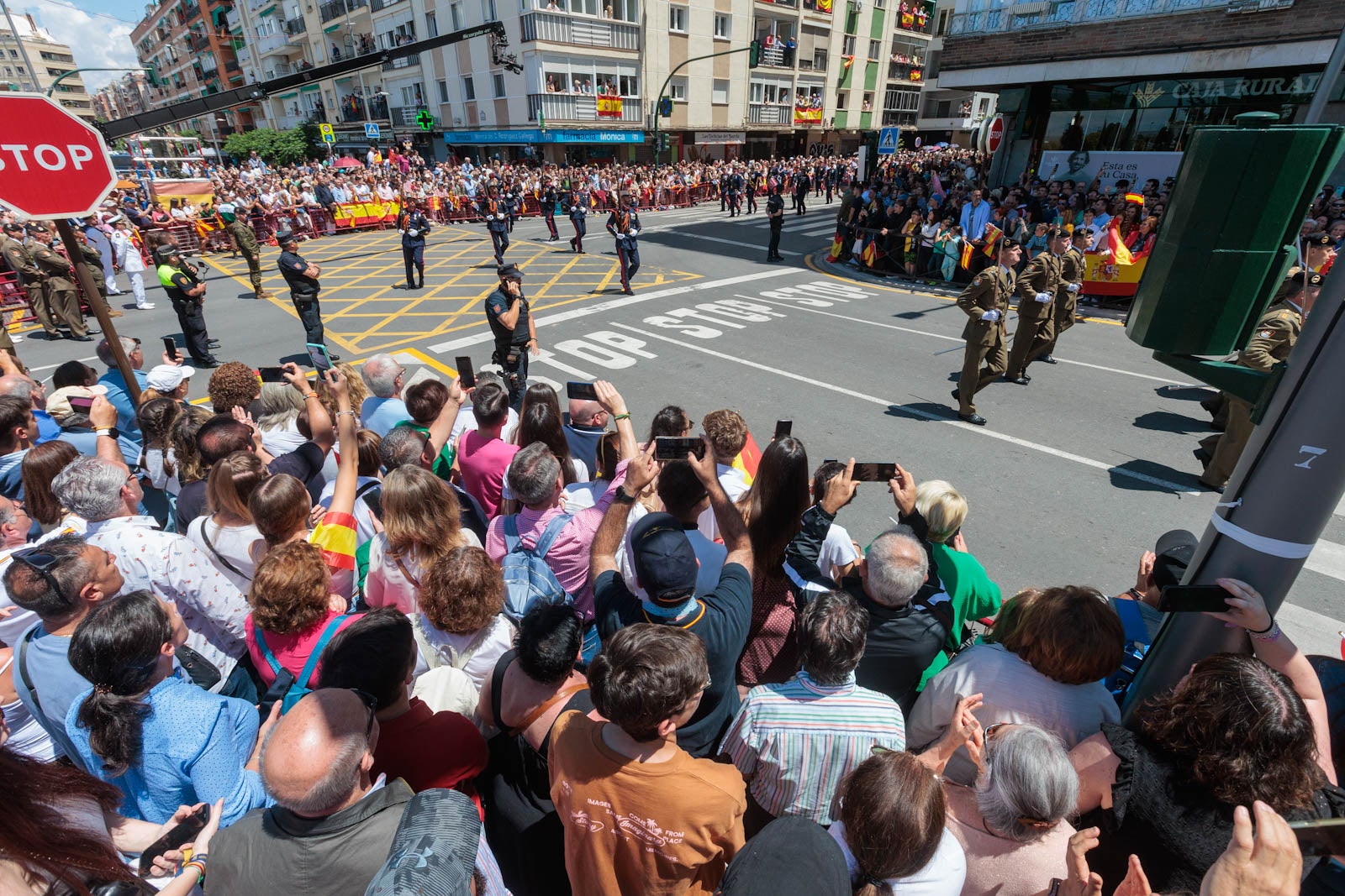 Las imágenes de los granadinos disfrutando del desfile de las Fuerzas Armadas