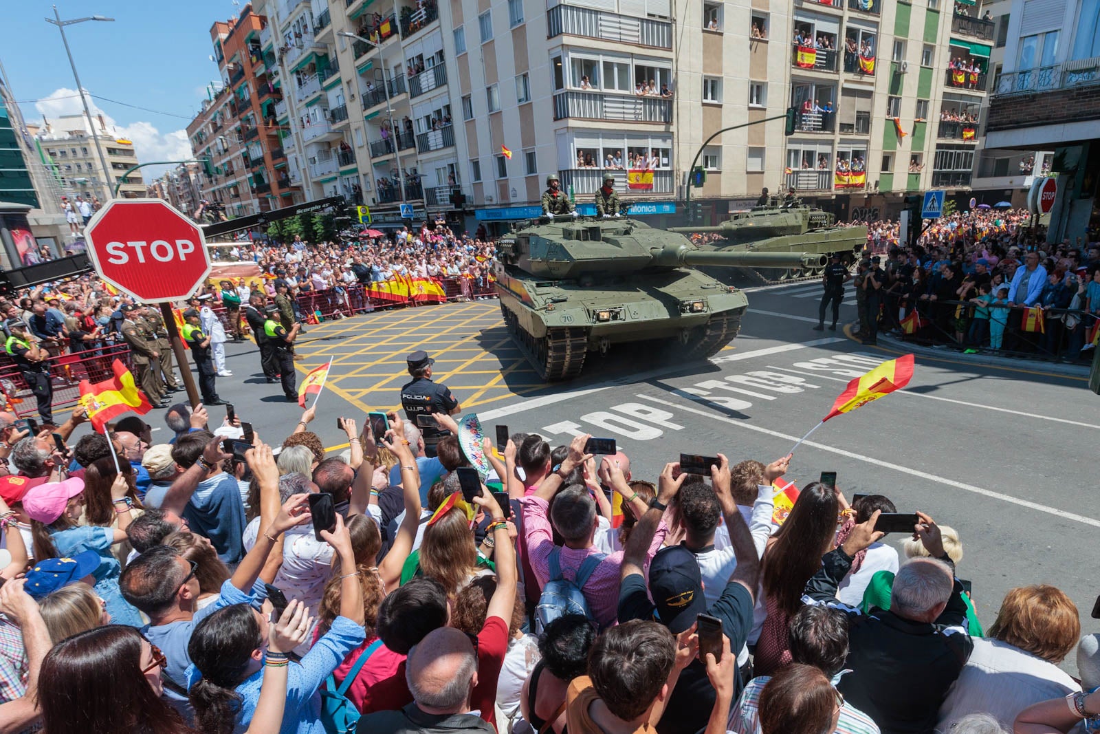 Las imágenes de los granadinos disfrutando del desfile de las Fuerzas Armadas