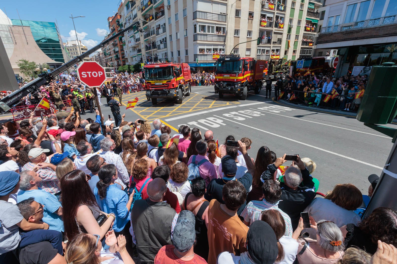 Las imágenes de los granadinos disfrutando del desfile de las Fuerzas Armadas