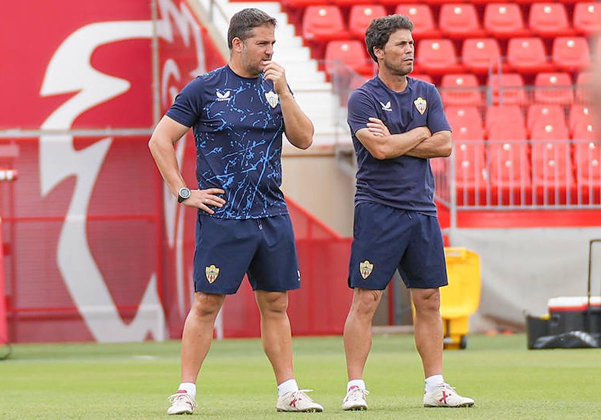 Xabi Gil y Rubi observan el trabajo de sus jugadores.