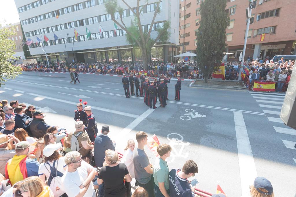 Las imágenes de los granadinos disfrutando del desfile de las Fuerzas Armadas