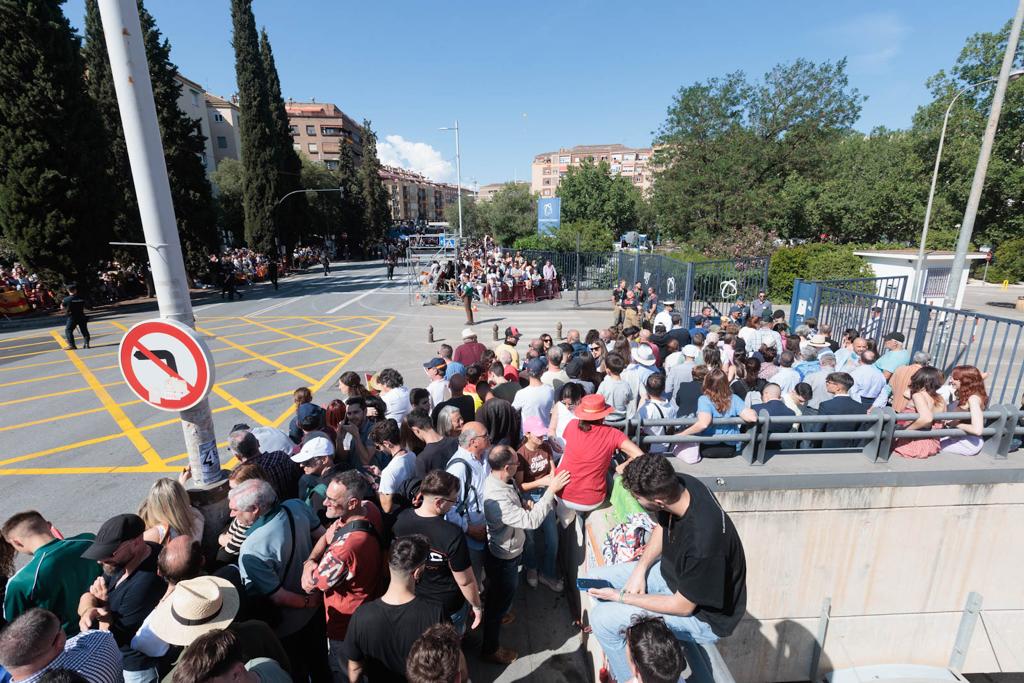 Las imágenes de los granadinos disfrutando del desfile de las Fuerzas Armadas