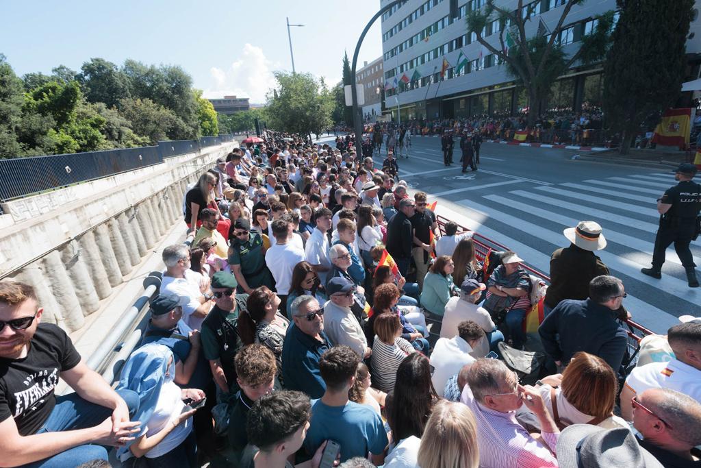 Las imágenes de los granadinos disfrutando del desfile de las Fuerzas Armadas