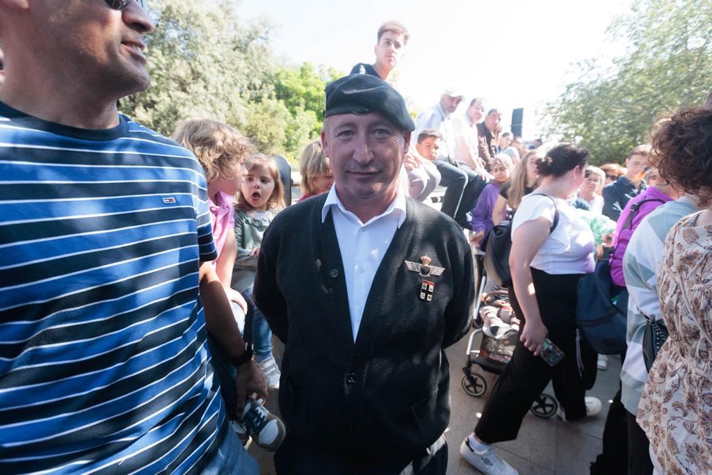 Las imágenes de los granadinos disfrutando del desfile de las Fuerzas Armadas