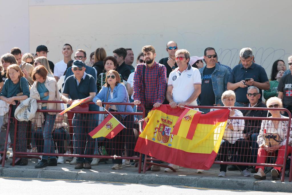 Las imágenes de los granadinos disfrutando del desfile de las Fuerzas Armadas