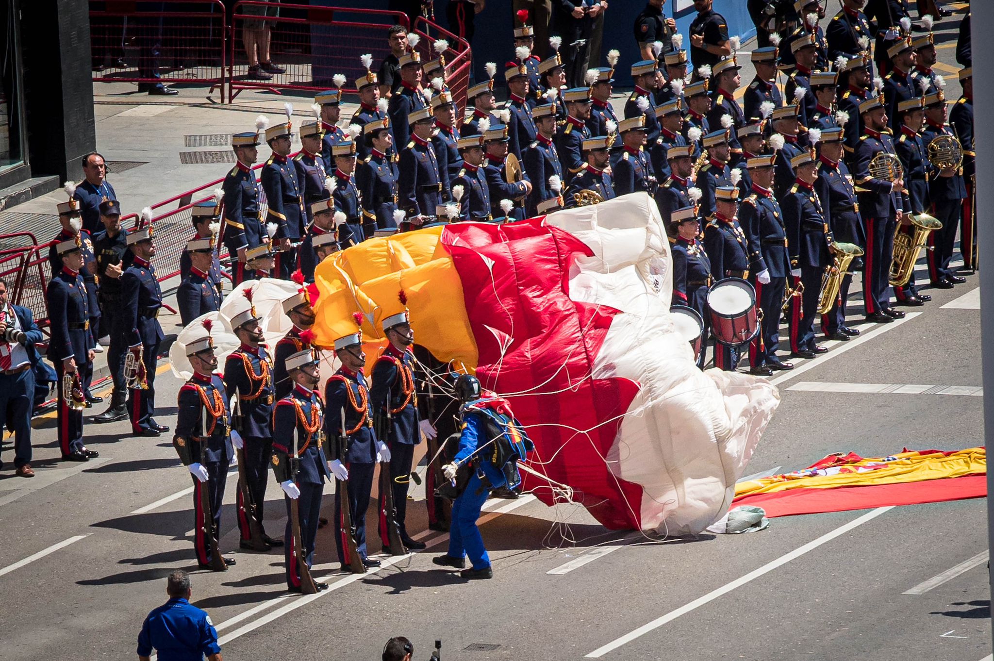 Las imágenes del desfile de las Fuerzas Armadas desde dentro y a vista de pájaro