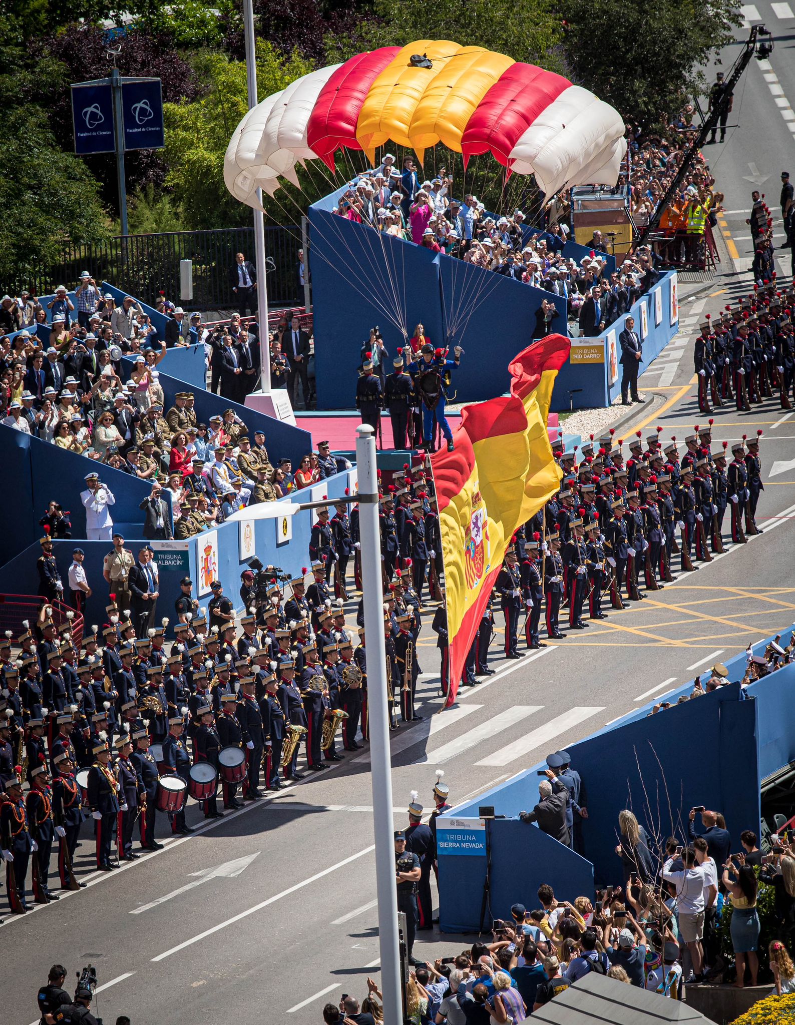 Las imágenes del desfile de las Fuerzas Armadas desde dentro y a vista de pájaro