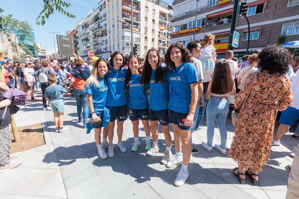 Las imágenes de los granadinos disfrutando del desfile de las Fuerzas Armadas