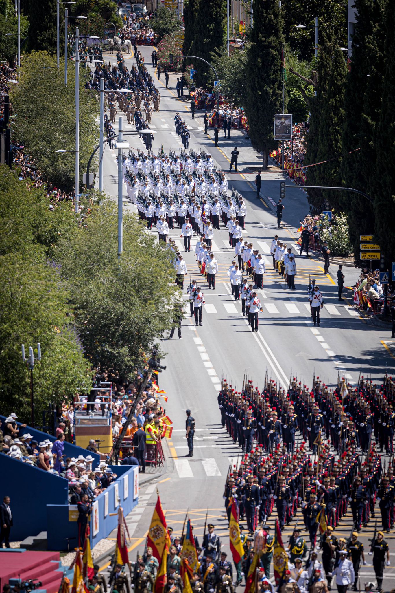 Las imágenes del desfile de las Fuerzas Armadas desde dentro y a vista de pájaro