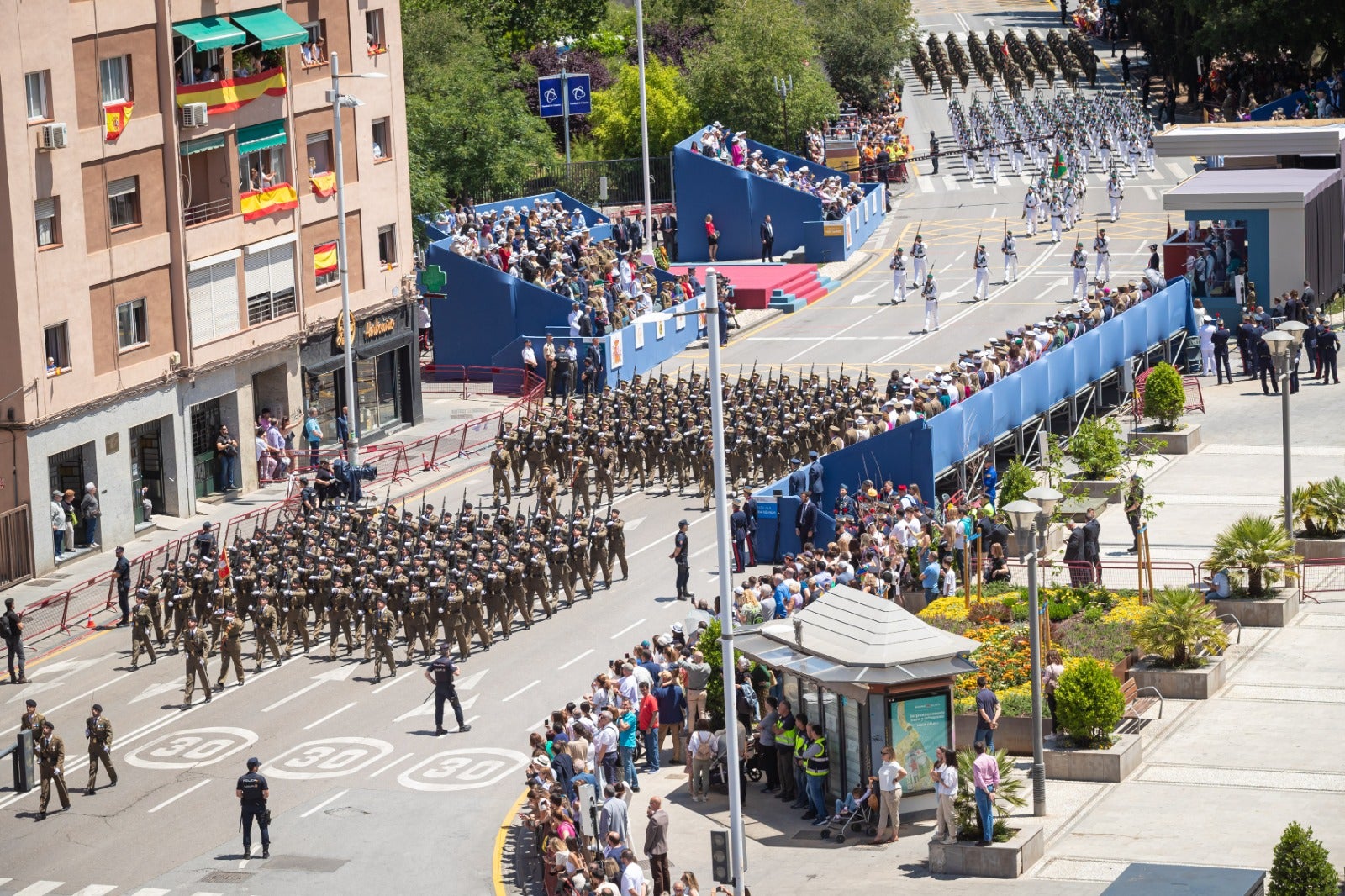 Las imágenes del desfile de las Fuerzas Armadas desde dentro y a vista de pájaro