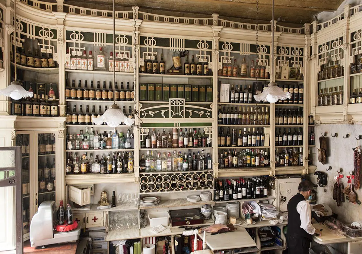 Así es El Rinconcillo, el bar con tres siglos de historia entre famosos.