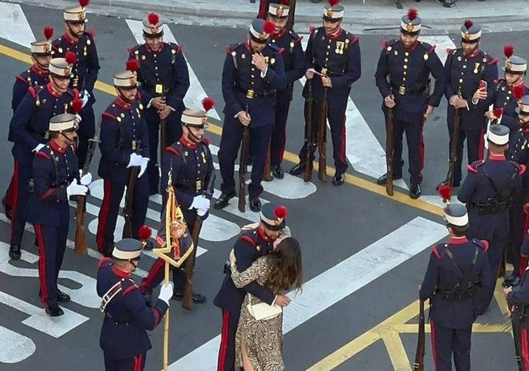 Momento en el que un miembro de la Guardia Real le pide matrimonio a su novia.