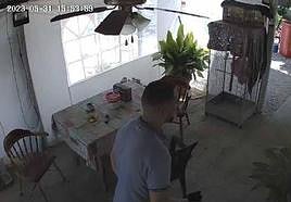 El ladrón fue captado por las cámaras de seguridad de la vivienda.