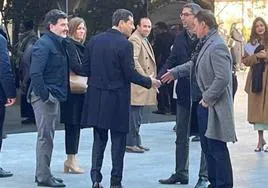 El presidente y el candidato de JM+ saludan al presidente andaluz, en enero pasado en Jaén.