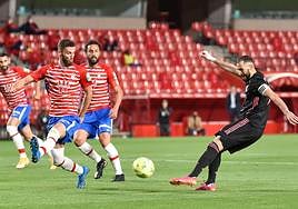 Benzema arma un disparo durante su última visita con gol a Los Cármenes, aún sin público.