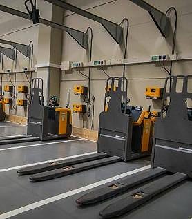 Imagen secundaria 2 - Las placas fotovoltaicas en una superficie de más de seis mil metros en el tejado, la sala de fisioterapia y una de las zonas de cargadores para la maquinaria. 