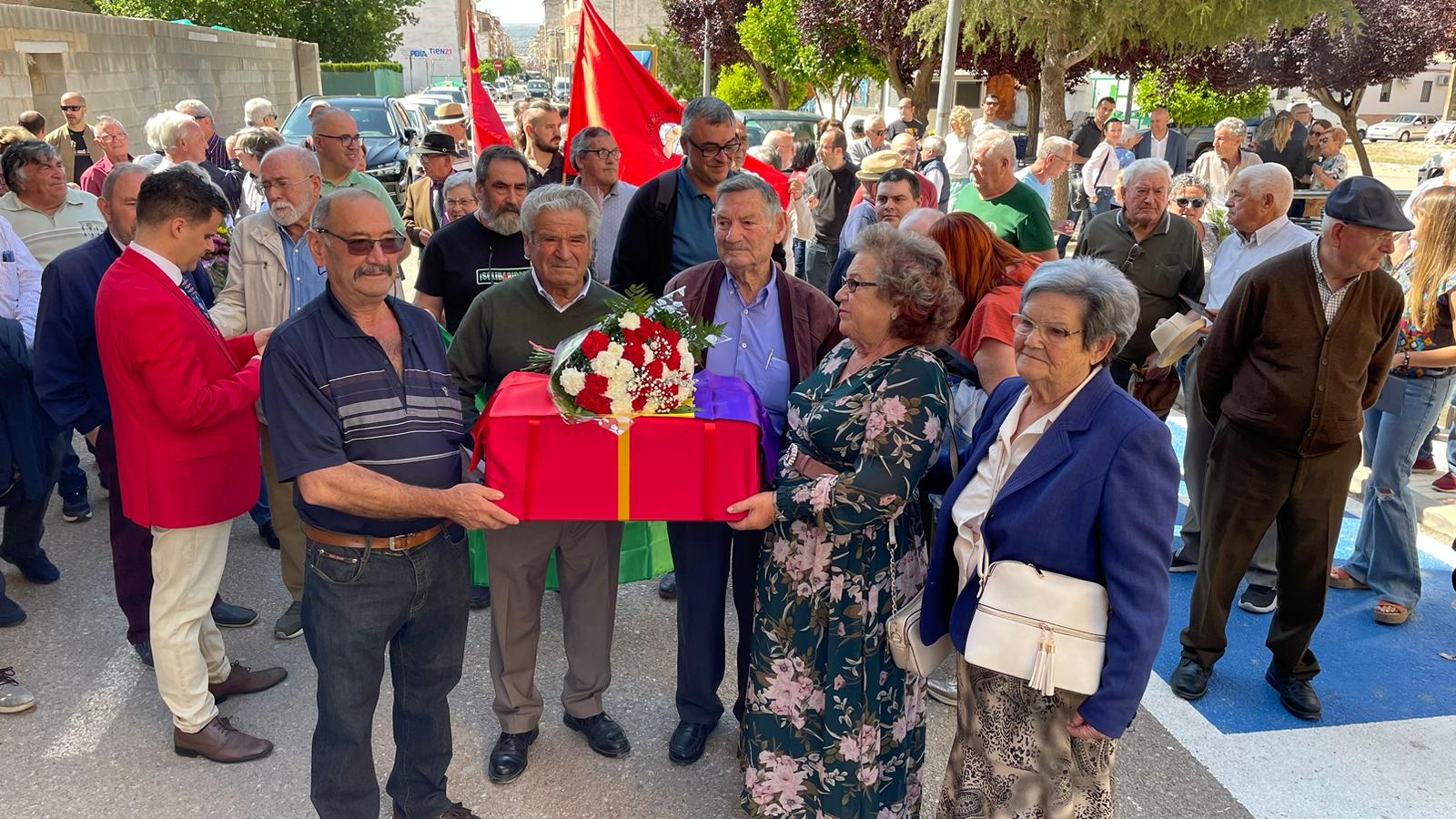 Los hermanos, con el féretro de Cipriano.