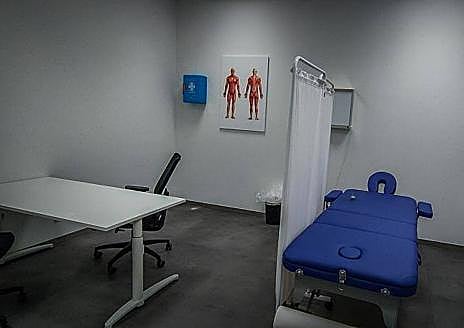 Imagen secundaria 1 - Las placas fotovoltaicas en una superficie de más de seis mil metros en el tejado, la sala de fisioterapia y una de las zonas de cargadores para la maquinaria. 