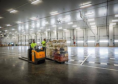 Imagen secundaria 1 - Un trabajador protegido en el área de congelado, la zona de fruta y verduras, donde comenzarán a trabajar este lunes y el almacén del chocolate. 