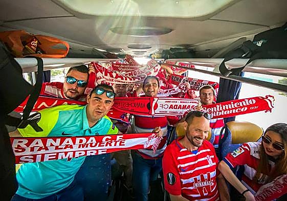 Aficionados del Granada, en el autobús camino de Sevilla por la última visita al Betis.
