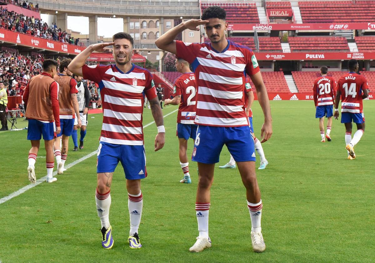 Martín Solar y Youness celebran el gol del empate del Recreativo.