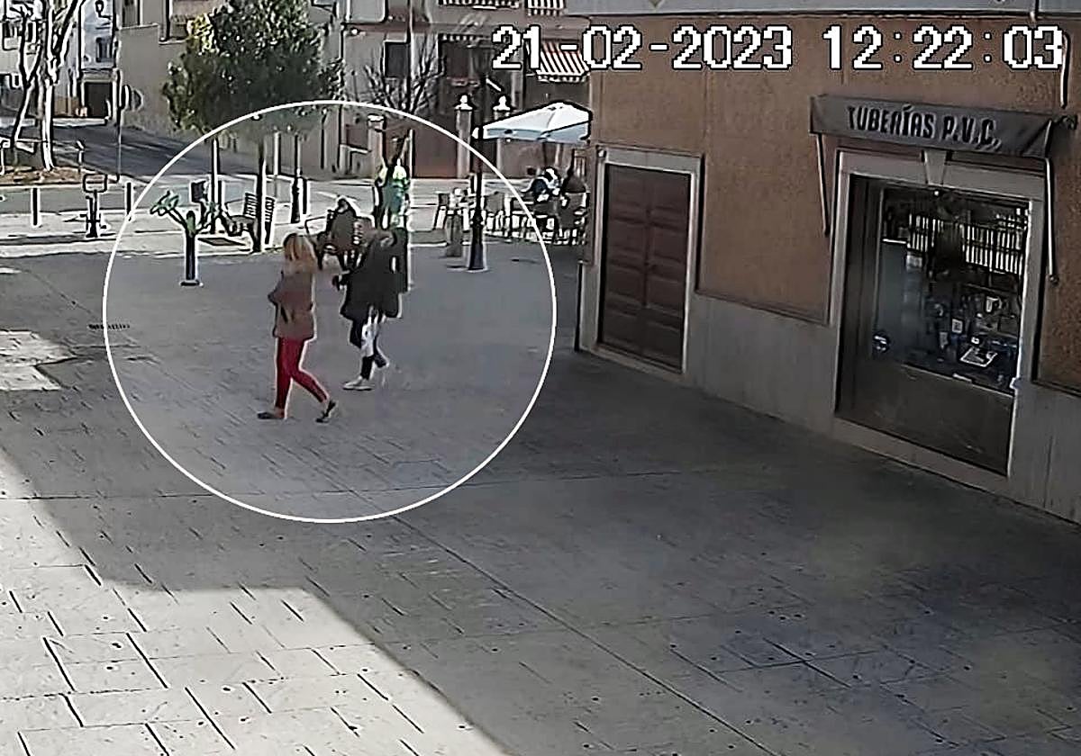 Las imágenes del encuentro de la alcaldesa de Maracena con el secuestrador el día de los hechos