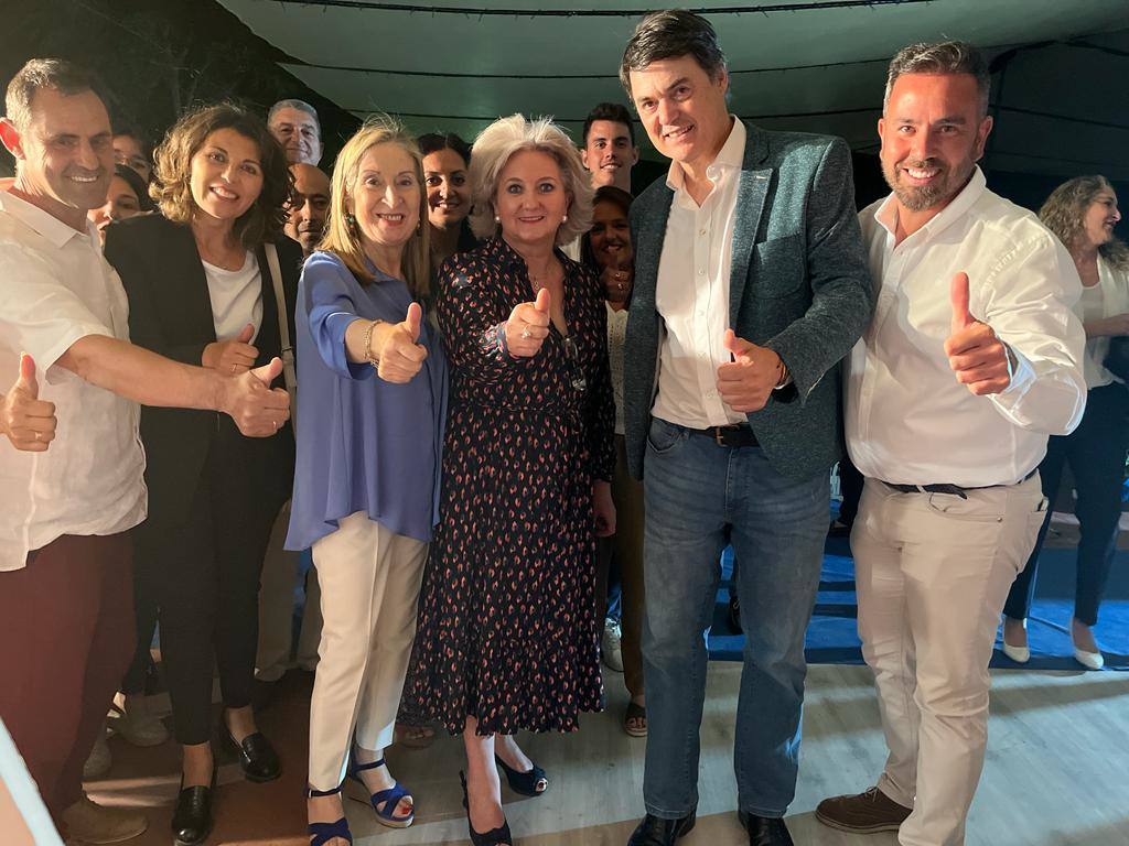 La candidata del PP, Mari Carmen Ros, con representantes del partido en el arranque de campaña.