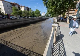 El cauce del Genil, a su paso por el Centro, cubierto de lodo.