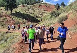 Jacinto Mercado con el grupo de visitantes a las afueras de Santisteban.