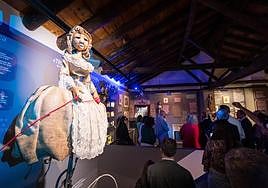 La exposición muestra títeres de diversa factura.