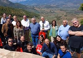 Miembros del equipo y patrocinadores en el rodaje de 'La sombra del quebrantahuesos'.