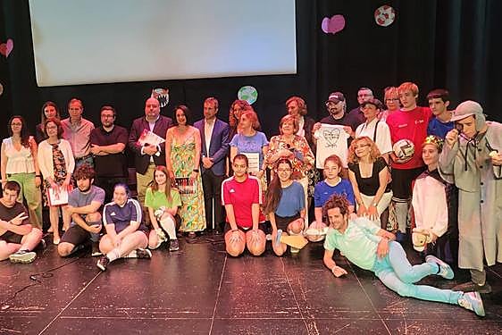 La presentación ha tenido lugar en el Teatro Darymelia.