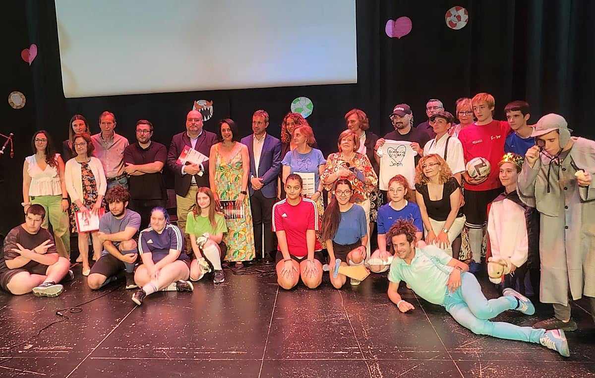 La presentación ha tenido lugar en el Teatro Darymelia.