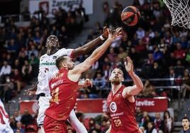 Petit Niang pelea por el rebote en el partido contra el Casademont Zaragoza.