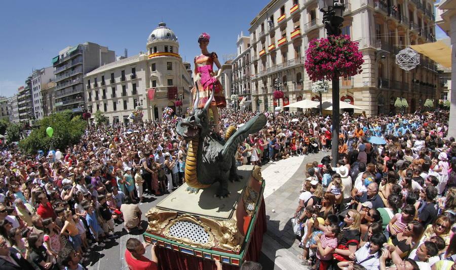 Los trajes de la Tarasca año a año desde 1936