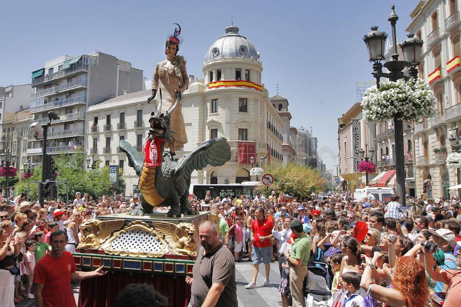 Los trajes de la Tarasca año a año desde 1936