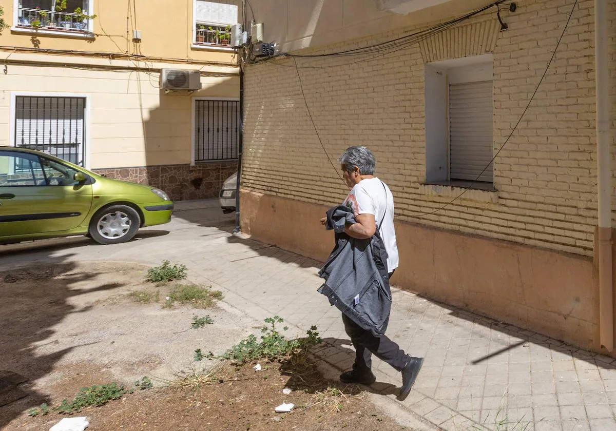 Una vecina pasa por delante de la ventana por donde se metieron el lunes los okupas