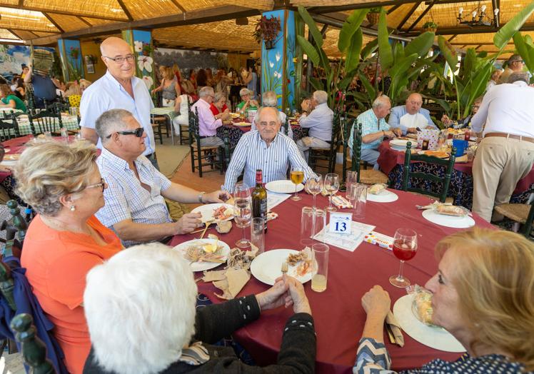 Manuel Puentedura (en el centro de la foto), de la Casa de Motril, un 'feriante' de los que nunca deberían faltar.