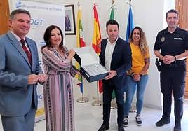 La subdelegada del Gobierno entrega el alcalde los 'kits' para realizar pruebas de control de drogas.