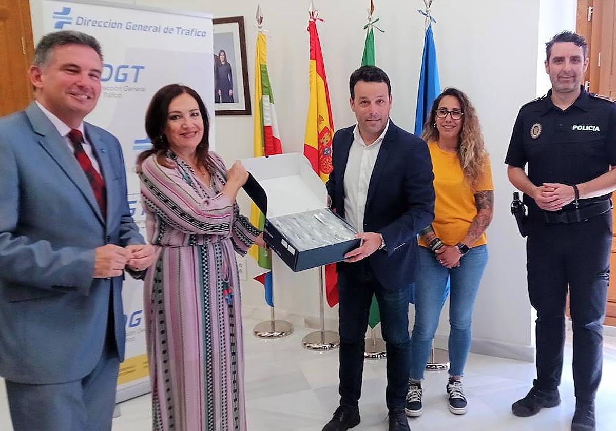 La subdelegada del Gobierno entrega el alcalde los 'kits' para realizar pruebas de control de drogas.