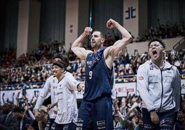 Pablo Aguilar celebra una canasta de Nagasaki Velga.