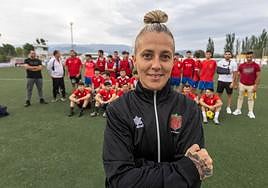 La entrenadora Alejandra Jiménez, en el estadio del Cúllar Vega.