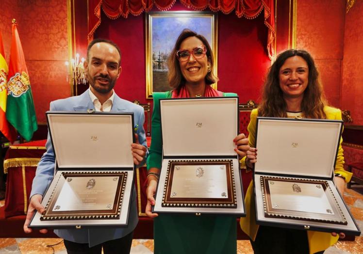 Antonio Valiente, peluquero y maquillador; María Francés, diseñadora; y la representante de Óptica Visual.